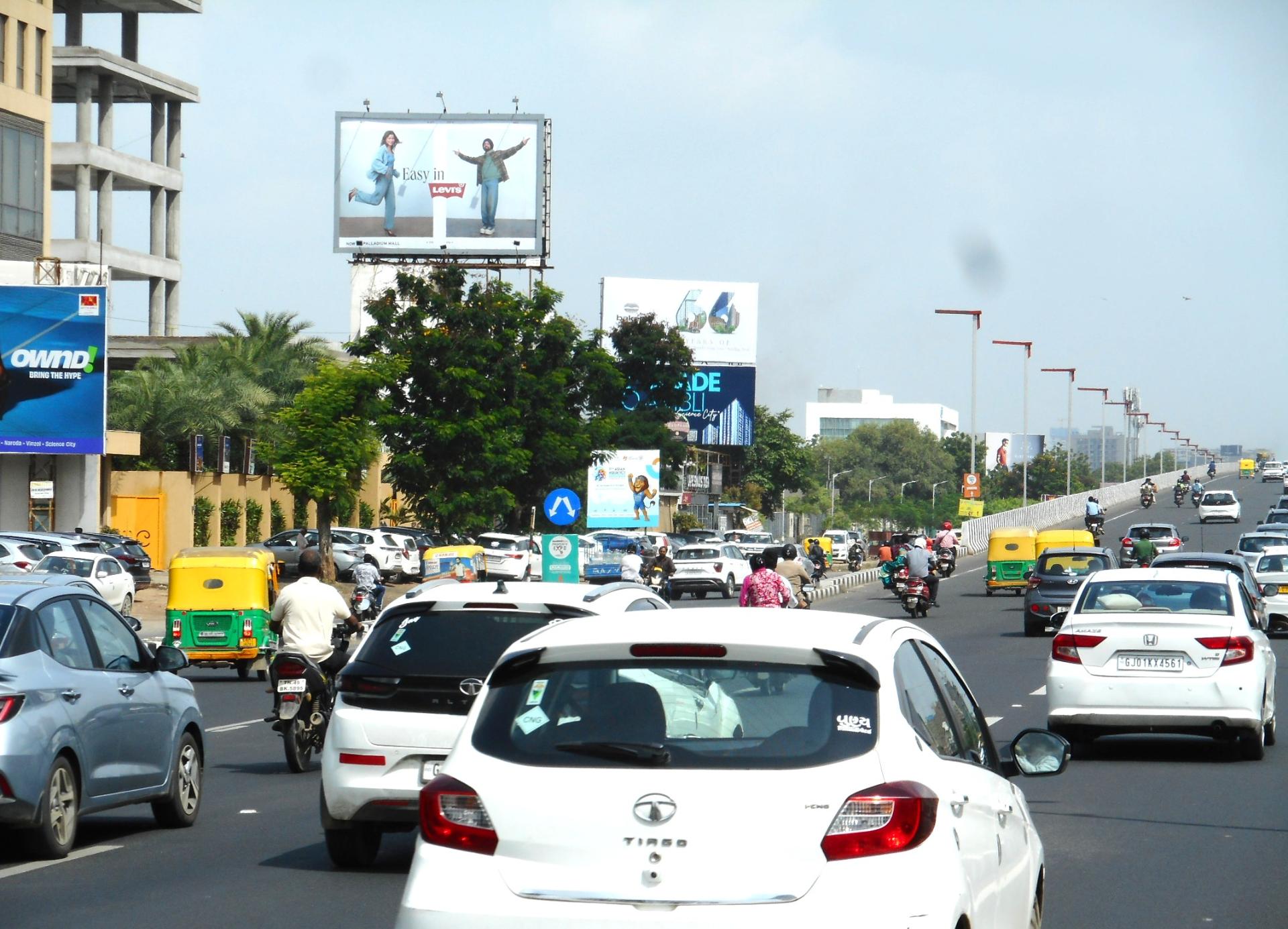 SG Road, Thaltej Nr. Palladium Mall — photo 2