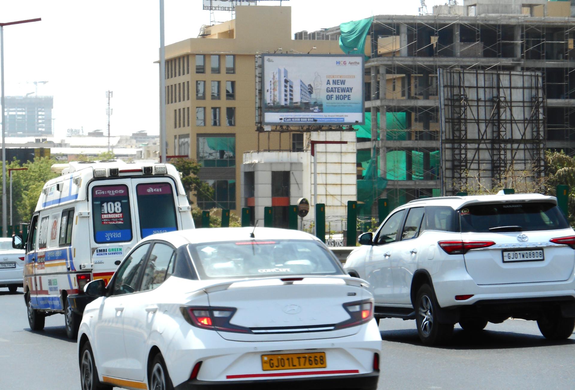 SG Road, Thaltej Opp. Palladium Mall Tow. Pakwan — photo 4