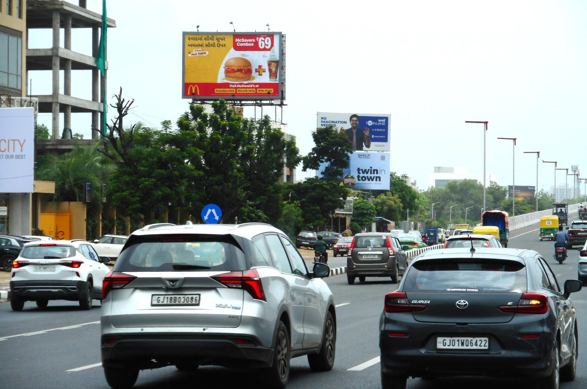 SG Road, Thaltej Nr. Palladium Mall — photo 6